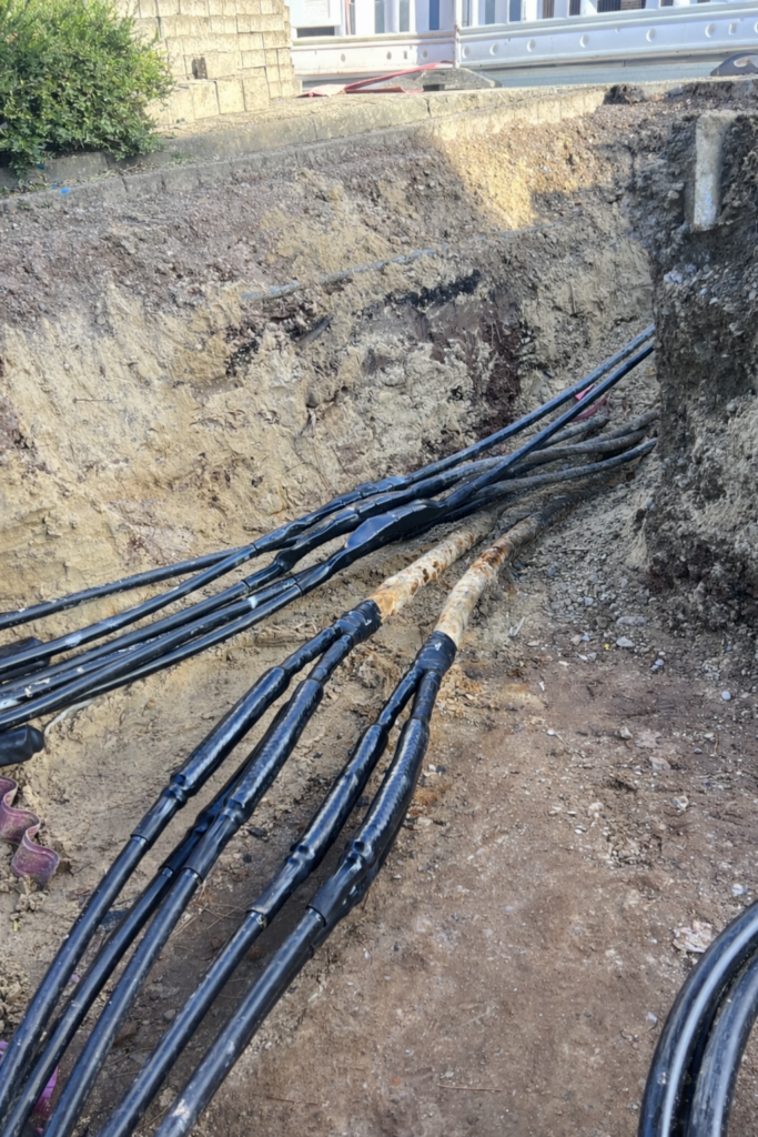 Mittelspannungsmontage bis 30 kV mit verlegten Kabelsystemen im Erdreich