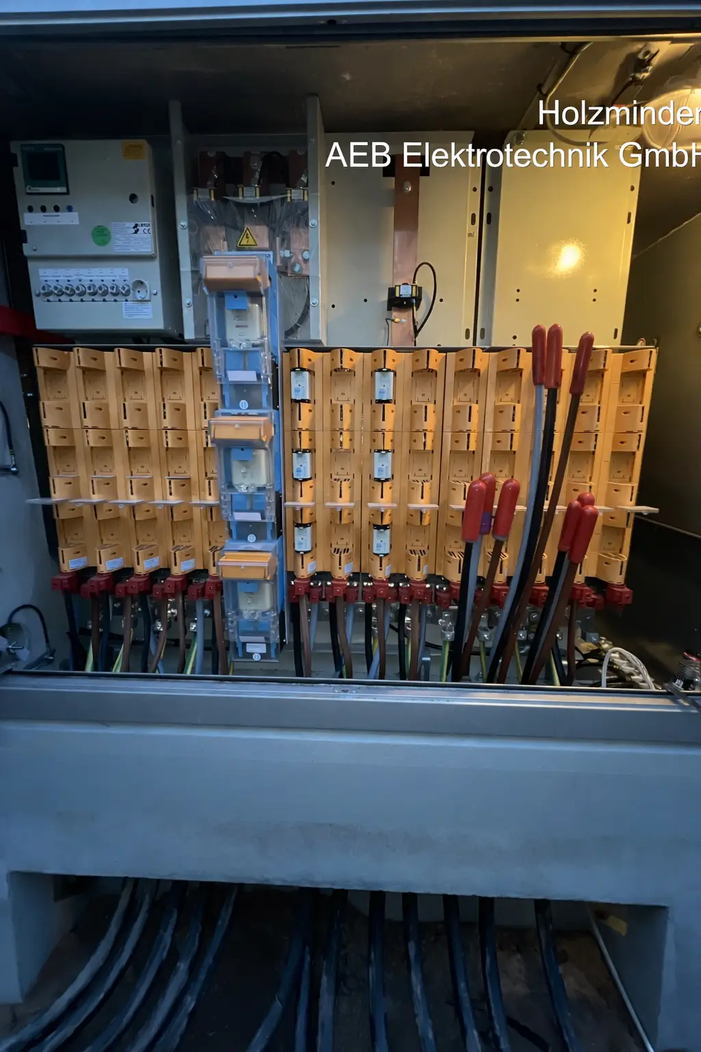 Niederspannungsverteilung mit Kabelanbindung und Sicherungselementen bis 1000 V